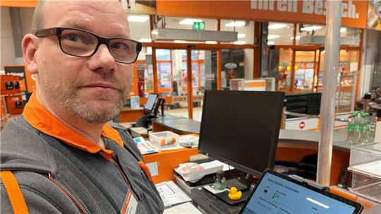 An diesem Terminal kann Marktleiter Ludwig Hertlein die Kennzeichen von Kunden „freischalten“, wenn sie länger als erlaubt geblieben sind.