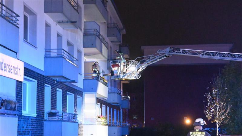 Feuerwehr-Jahr 2024: Femizid in Buxtehude und die Suche nach Arian An diesen Einsatz in Buxtehude werden sich die Feuerwehrleute lang erinnern: Mit der Drehleiter wurde die lebensgefährlich verletzte Frau über den Balkon aus der Wohnung geholt. Im Krankenhaus erlag sie ihren Verletzungen.