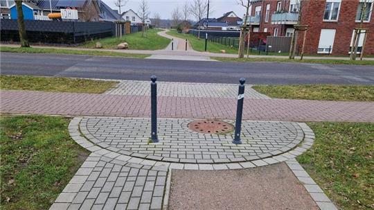 An dieser Kreuzung überqueren ausschließlich Radfahrer und Fußgänger den Neuenteicher Weg. Bisher fehlt hier ein Fußgängerüberweg, findet die Harsefelder SPD.