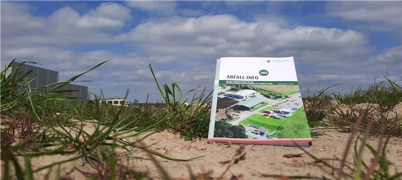 An dieser Stelle im Gewerbegebiet in Harsefeld soll 2023 ein Wertstoffhof entstehen . Links ist das Gebäude der „Radwelt“ zu sehen. Foto: Fehlbus
