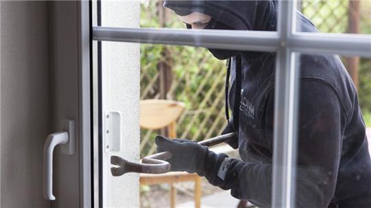 An drei von fünf Häusern in Stade hebelten die Einbrecher die Terrassentür vom Garten aus auf. (Symbolbild)