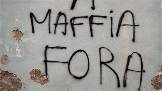 An eine Hausmauer in der korsischen Küstenstadt Bastia steht auf Korsisch geschrieben „Mafia raus“.
