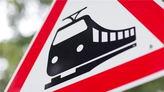 An einem Bahnübergang in Delmenhorst ist ein tödlicher Unfall passiert. (Archivbild)