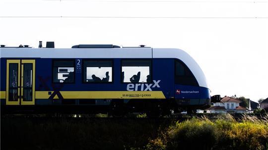 An einem Bahnübergang ist ein Auto mit einem Zug zusammengestoßen, zwei Menschen wurden dabei schwer verletzt. (Symbolbild)