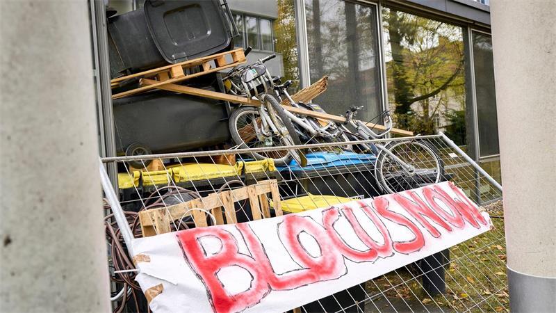 An einem Institut der Freien Universität Berlin haben Studentinnen und Studenten in dieser Woche Eingänge blockiert. Der Protest stand im Zusammenhang mit den Demonstrationen der Gruppierung „Gen Z regelt“ an diesem Samstag.