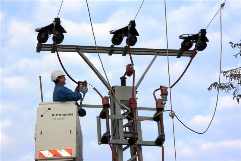 Arbeiten an Strommasten: Stau bis Ende nächster Woche An einem Strommast wird gearbeitet. Archivfoto: Gereke