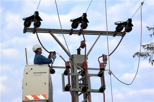 An einem Strommast wird gearbeitet. Archivfoto: Gereke