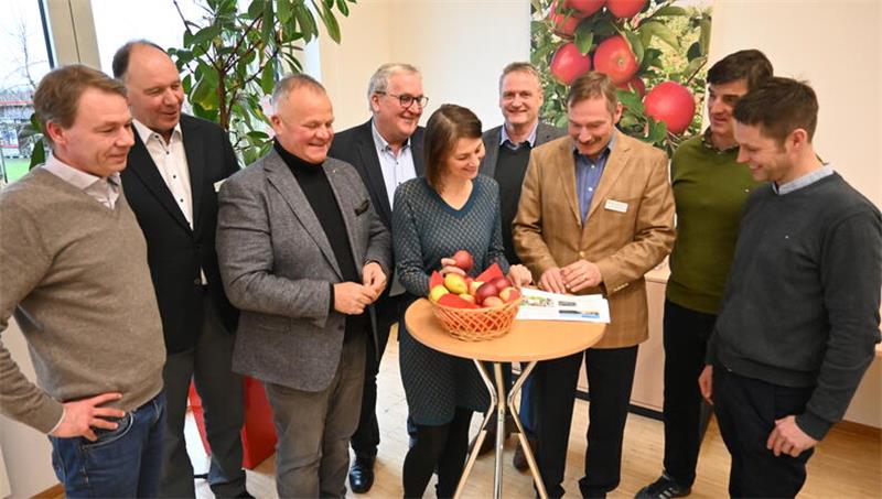 An einem Tisch: Landwirtschaftsministerin Miriam Staudte (Grüne) im Gespräch mit den Spitzen des Obstbaus an der Niederelbe.