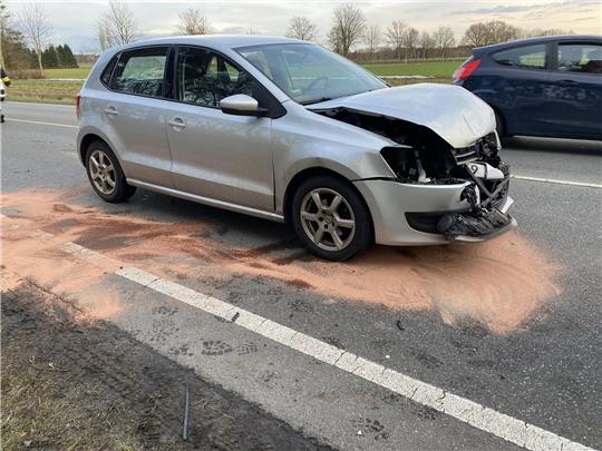 An einem Unfallwagen entstand ein nicht geringer Schaden. Betriebsstoffe liefen aus. Foto: Freiwillige Feuerwehr Düdenbüttel/Facebook