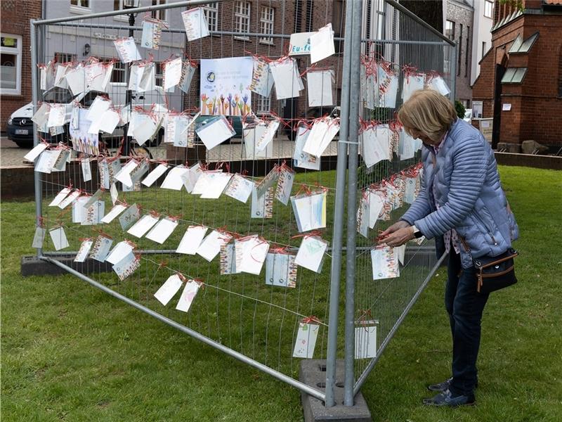 Was sich die Kinder in Buxtehude wünschen An einem Zaun vor der St.-Petri-Kirche wurden die Wunsch-Karten der Kinder aufgehängt und einige Zeit ausgestellt.