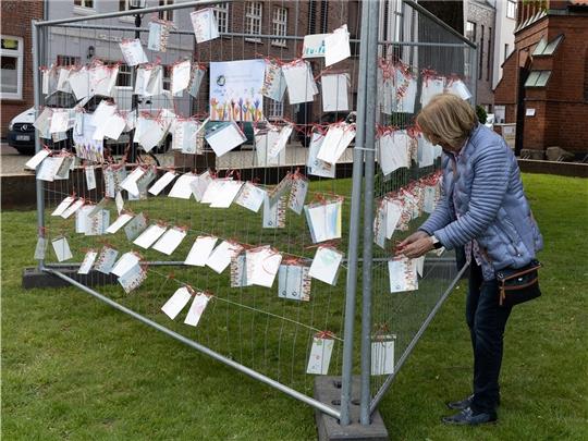 An einem Zaun vor der St.-Petri-Kirche wurden die Wunsch-Karten der Kinder aufgehängt und einige Zeit ausgestellt.