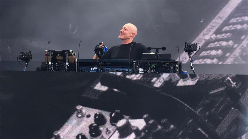 An einem heißen Tag heizte Techno-Star Paul Kalkbrenner seinen Fans in Hamburg zusätzlich ein.