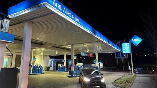 An einer Aral-Tankstelle in Buchholz i.d.N. (Kreis Harburg) haben sich zwei Männer geprügelt (Symbolbild).