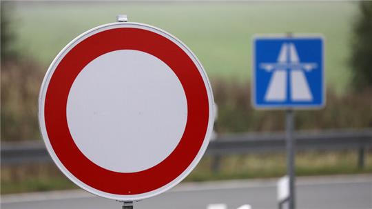 An einer Autobahnauffahrt der A1 wird auf eine Sperrung hingewiesen. 
