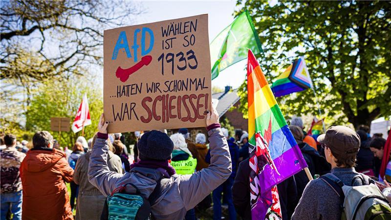 An einer Gegendemonstration beteiligten sich nach Polizeiangaben rund 250 Menschen.