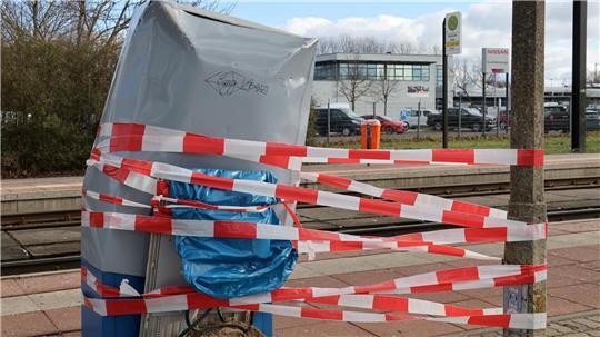 An einer Haltestelle stehen die Reste eines Fahrkartenautomaten, der gesprengt wurde. (Symbolbild)