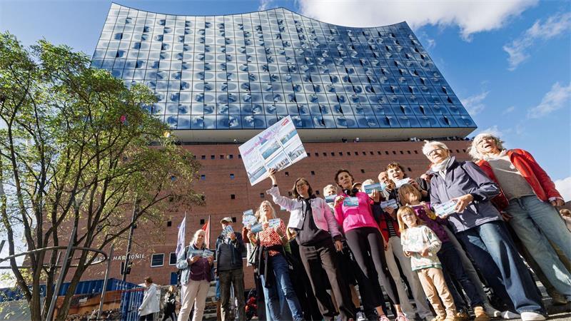An einer Protestaktion dagegen beteiligten sich rund 20 Menschen.