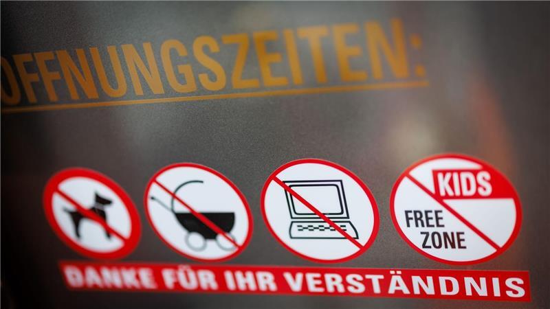 An einer Scheibe der Café-Bar 8tto Grammi weist ein Schild auf das Verbot von Laptops hin - wie auch auf das Verbot für Hunde, Kinderwägen und auf eine kinderfreie Zone. 