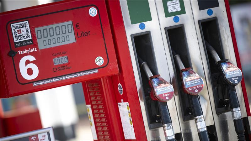 An einer Zapfsäule an einer Tankstelle hängen die Tankschläuche der Kraftstoffe Superbenzin (l-r), Super E10 und Diesel. 
