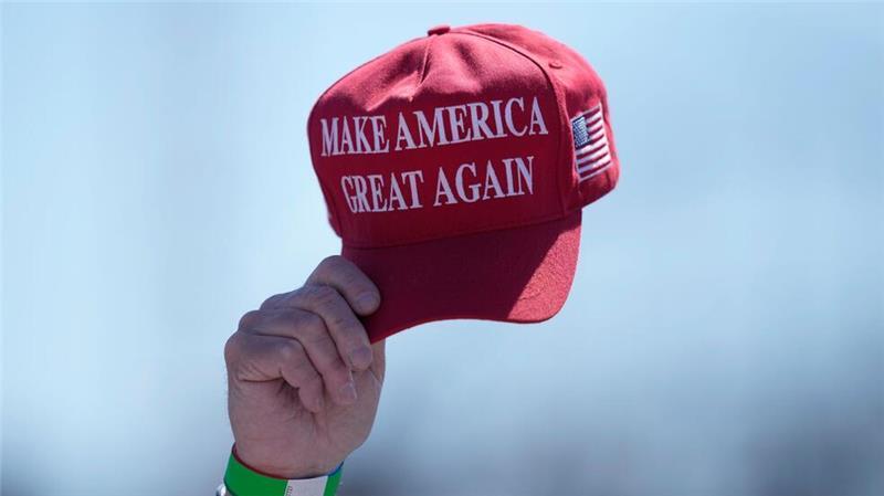 Streit um Pro-Trump-Mütze: Flug nach Texas verspätet An einer ähnlichen Mütze wie dieser entzündete sich der Streit am Flughafen Heathrow. (Archivbild)