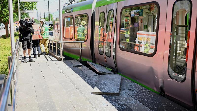 Stadtbahnen stoßen zusammen ‒ Zweistellige Zahl Verletzter An einer der Stadtbahnen war eine lange Schleifspur zu sehen, zudem waren Scheiben gesplittert.
