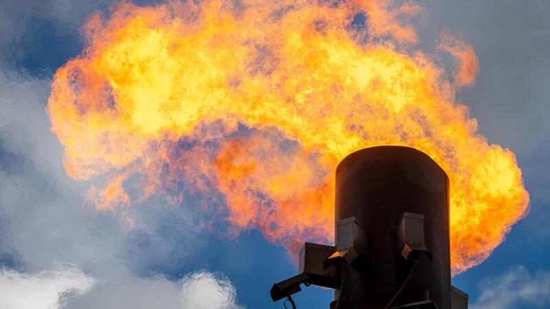 Defekte Gasleitung bei Stade repariert – Feuerschein bis zur Altstadt sichtbar An einer neuerrichteten Gasleitung in Stade wurde eine Leckage festgestellt.