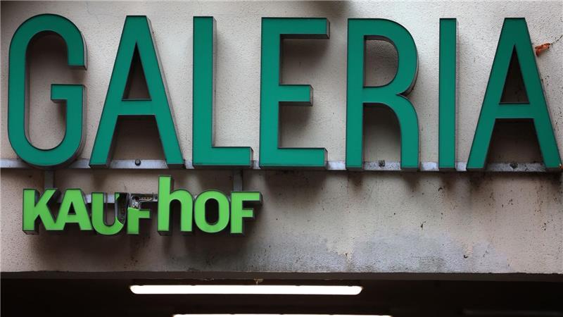 Ein Jahr nach der Insolvenz: Ist Galeria zurück auf Kurs? An einigen Galeria-Filialen, wie hier in Würzburg, hängt noch ein Kaufhof-Schriftzug.