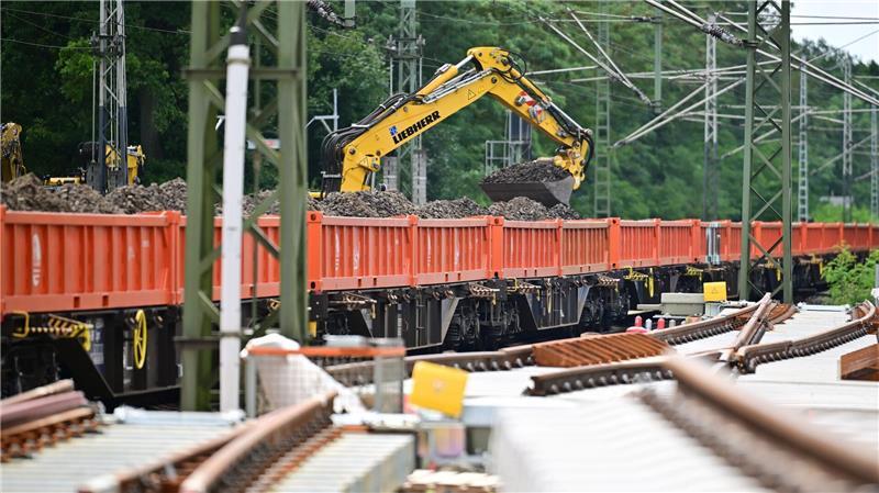 Baustelle Hamburg-Berlin: Arbeiten an Weichen beginnen An einigen Stellen auf der Baustelle wird alter Schotter ausgegraben und gereinigt.