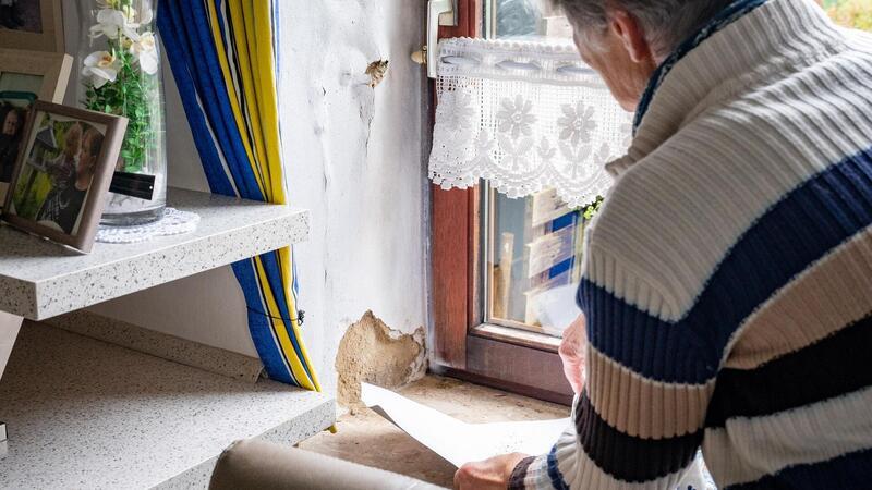 Schimmel und Kälte: Vermieter ersetzt kaputte Heizung nicht An einigen Stellen kommt in der Wohnung von Anne Oeltjen schon durch die Feuchtigkeit der Putz von den Wänden.