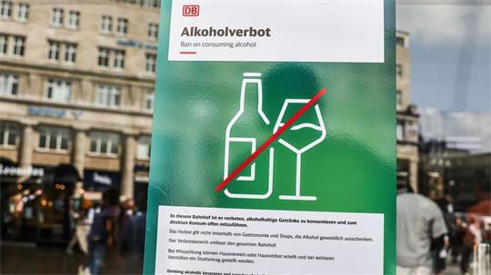 An ersten Bahnhöfen heißt es: Kein Alkohol. (Symbolbild)