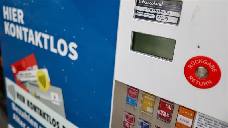 An fast 200.000 Zigarettenautomaten in Deutschland wird nach Angaben von Euro Kartensysteme beim Bezahlen mit der Girocard geprüft, ob der Käufer oder die Käuferin wie erforderlich volljährig ist. (Symbolbild)