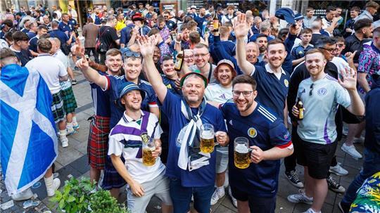 An ihnen lag es nicht: Schottische Fans lassen sich bei der Fußball-EM das Bier schmecken. (Archivbild)