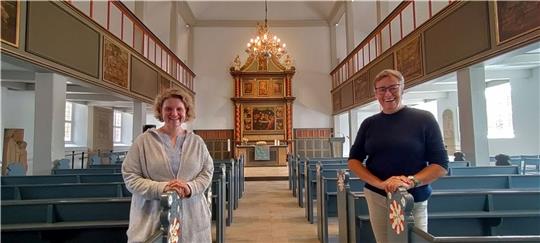 An ihrem ersten Arbeitstag besucht Horneburgs neue Pastorin Dorlies Schulze (links) mit der Kirchenvorstandsvorsitzenden Dorothee Kröger die sanierte Liebfrauenkirche. Foto: Lohmann