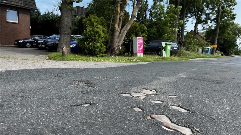 A26-Zubringer: FDP-Abgeordneter fordert mehr Sicherheit für die Anwohner An manchen Stellen der Rübker Straße ist die Aspaltdecke so abgefahren, dass das alte Kopfsteinpflaster wieder zu sehen ist.