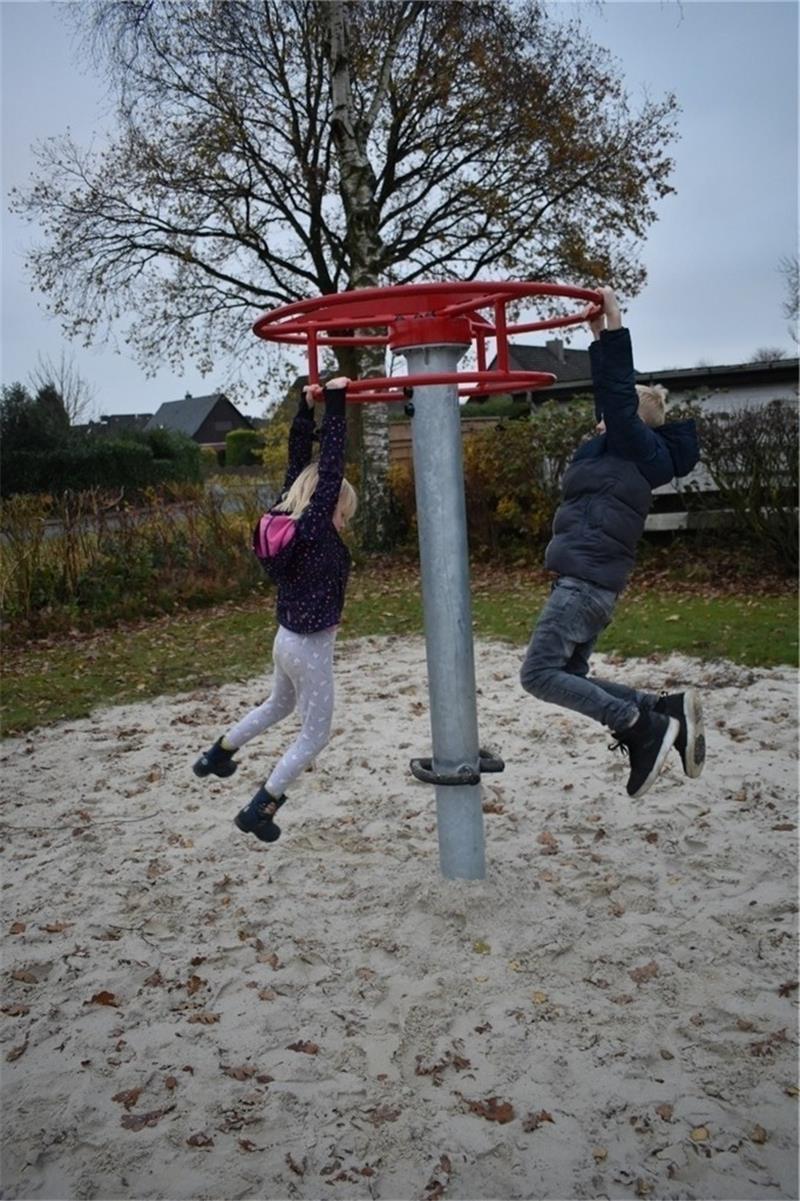 In Oldendorf laden neue Geräte zum Hangeln und Klettern ein An neuen Spielgeräten darf im Nelkenweg getobt werden.