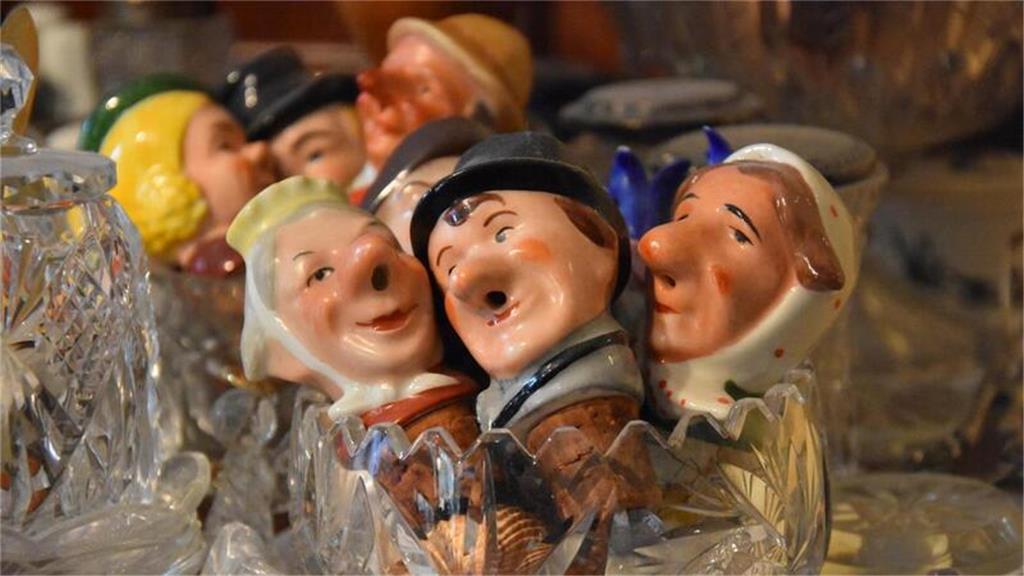 An originellen Schnapsausgießern können Lothar und Helga Scholz nicht vorbeigehe...