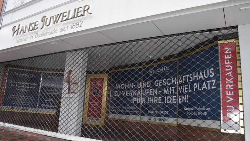 Leerstände in Buxtehude: Überall klaffen Löcher in der Altstadt An prominenter Lage gegenüber dem Kaufhaus Stackmann in der Buxtehuder Fußgängerzone steht das frühere Juwelier-Ladengeschäft leer. Es gehört zu einem Wohn- und Geschäftshaus, das zum Verkauf steht. 875.000 Euro kostet es.