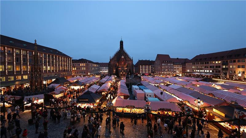 Nürnberger Christkindlesmarkt feierlich eröffnet An rund 160 Ständen mit den typischen rot-weiß gestreiften Stoffdächern können sich die Besucherinnen und Besucher auf Weihnachten einstimmen.