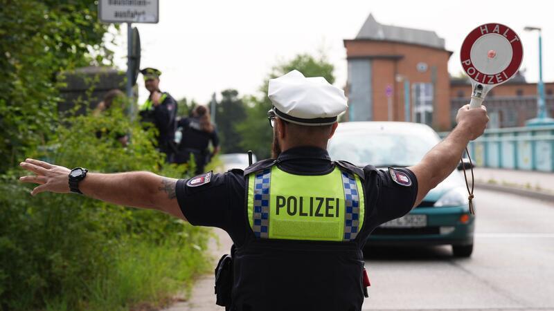 An rund 30 Stellen im gesamten Stadtgebiet blitzt die Hamburger Polizei zu schnell fahrende Autos.
