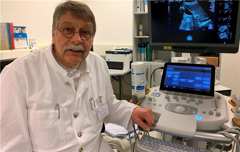An seinem Arbeitsplatz im Asklepios Klinikum: Dr. Gotthard von Klinggräff mit einem Sonographiegerät.