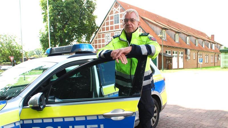 An seinem Parkplatz vor dem Apenser Rathaus: Reiner Helms sorgte 13 Jahre lang in der Samtgemeinde für Recht und Ordnung.