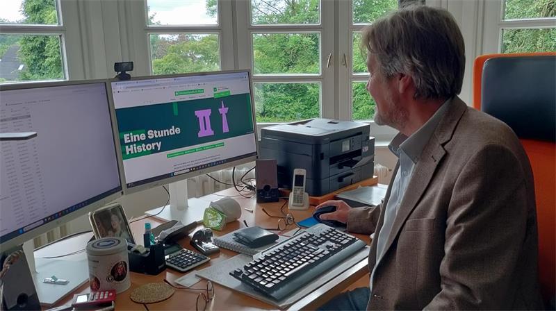 „Eine Stunde History“: Erfolgspodcast erzählt Geschichte in über 500 Folgen An seinem großen Schreibtisch mit Gartenblick arbeitet der selbstständige Journalist für seinen Podcast „Eine Stunde History“.