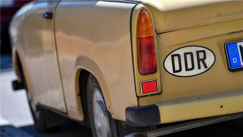Trabi, Wartburg & Co: So viel sind DDR-Autos heute wert An so manchem Fahrzeug aus DDR-Produktion ist noch das Länderkennzeichen „DDR“ zu sehen. (Archivbild)