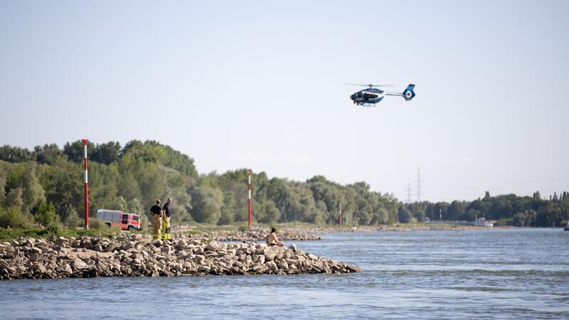 Mann wird nach Rettungsversuch im Rhein vermisst  An sogenannten Kribben oder Buhnen - ins Wasser ragende Kiesflächen - bilden sich oft gefährliche Strudel und Strömungen.