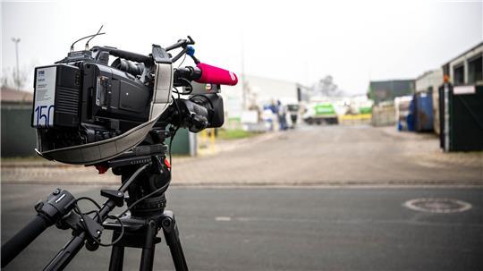 An unbekannter Stelle auf dem Gelände eines Entsorgungsbetriebes ist ein toter Säugling im Müll gefunden worden.