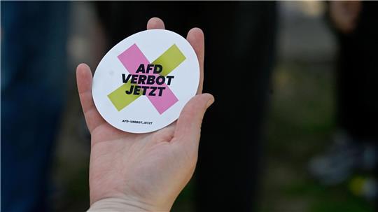 An verschiedenen Orten in Niedersachsen und Bremen demonstrieren Menschen für ein Verbot der AfD.