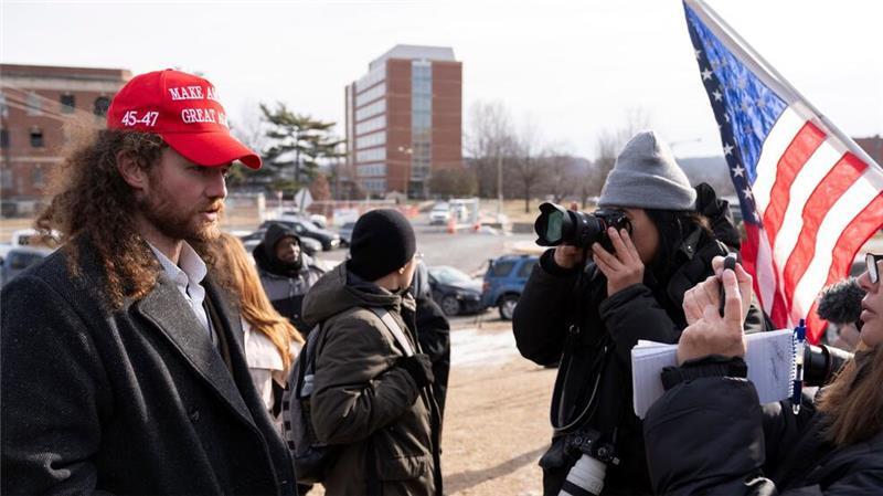 Trumps triumphierende Straftäter und Zweifel am Rechtssystem An verschiedenen Orten in den USA wurden Verurteilte der Kapitol-Attacke aus dem Gefängnis entlassen.