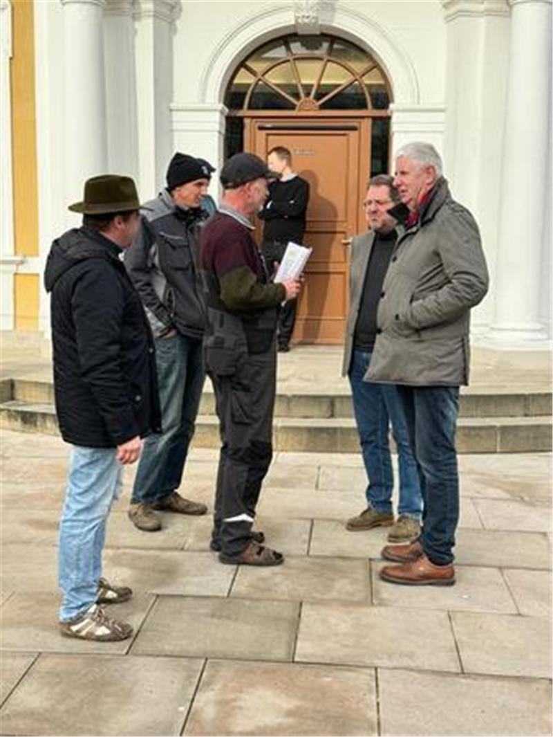 An vielen Landtagen, wie hier in Magdeburg, wird Werner Koslowski in Empfang genommen.