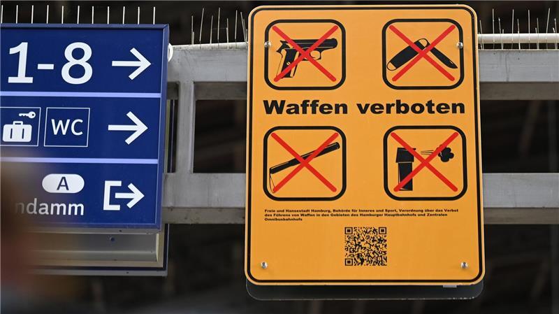 An vielen Orten gelten bereits Waffenverbote – wie hier am Hauptbahnhof Hamburg. (Symbolbild)