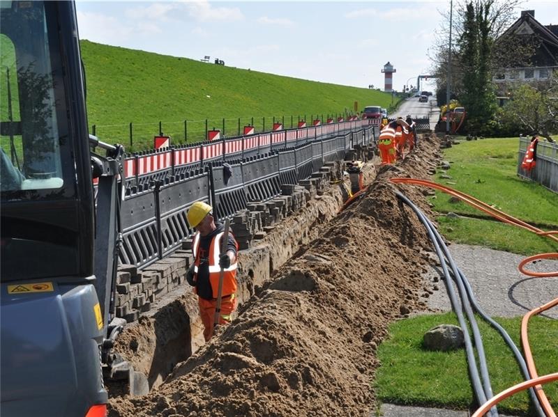 An vielen Orten im Landkreis wurden Glaserfaserleitungen, wie hier am Elbdeich in der Samtgemeinde Lühe, verlegt. Foto Lankuttis